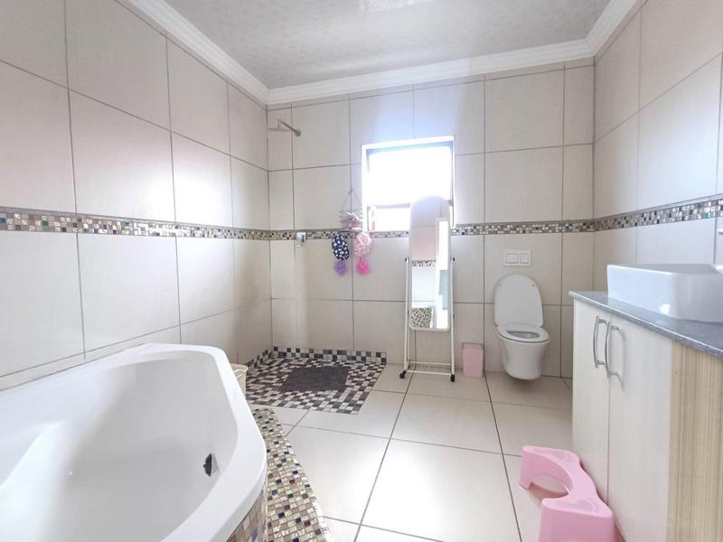 5 Bedroom Property for Sale in Three Rivers East Gauteng