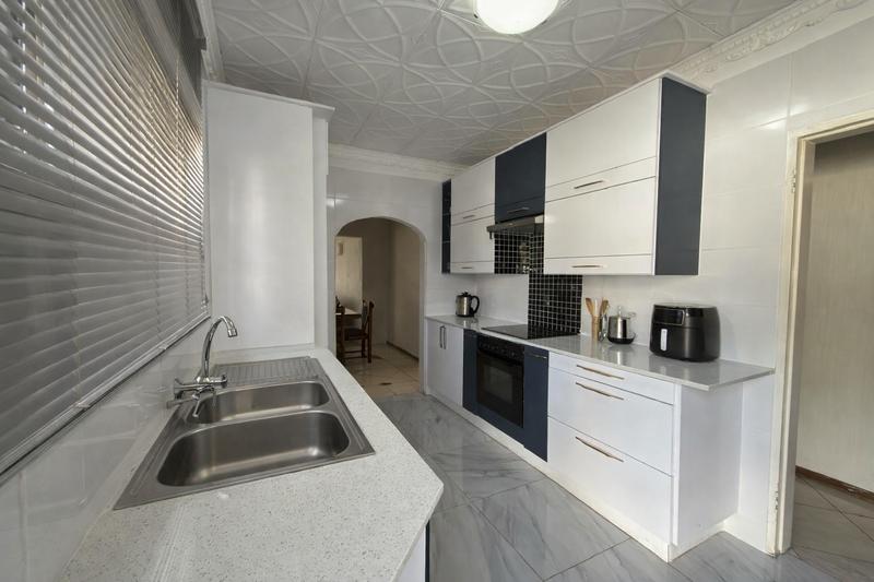 5 Bedroom Property for Sale in The Orchards Gauteng