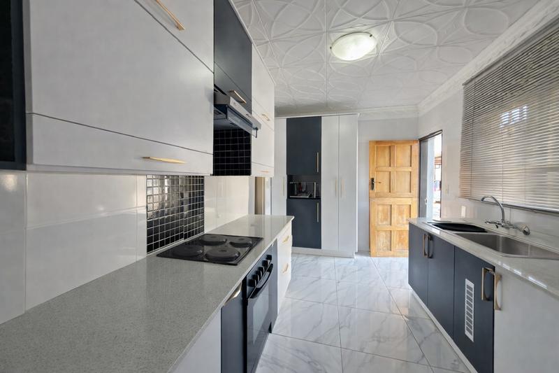 5 Bedroom Property for Sale in The Orchards Gauteng