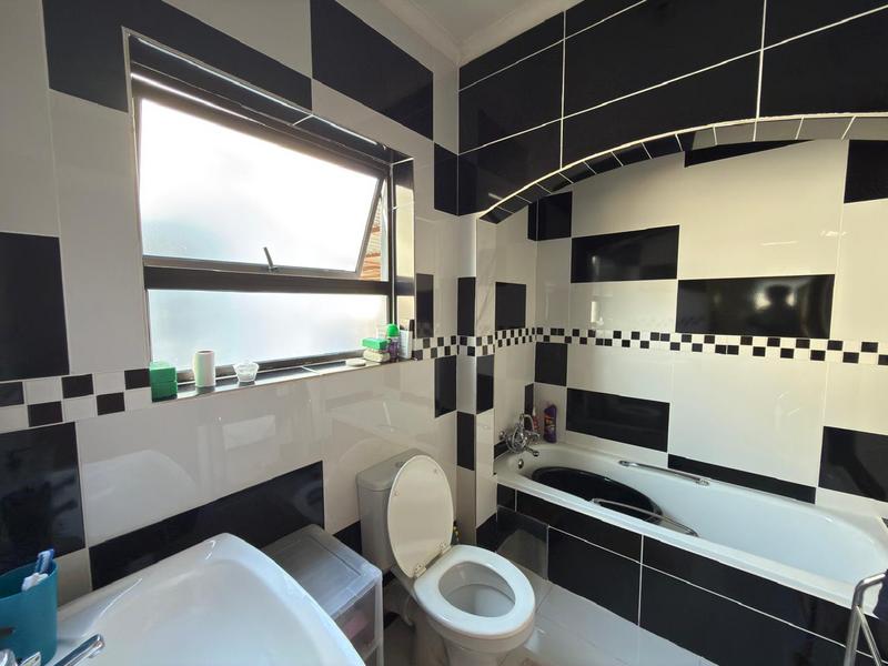 5 Bedroom Property for Sale in The Orchards Gauteng