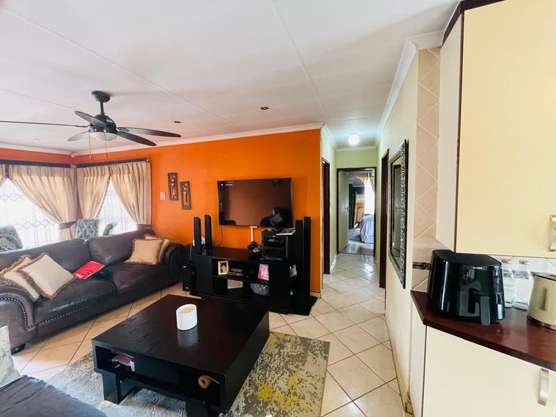 2 Bedroom Property for Sale in Clayville Gauteng