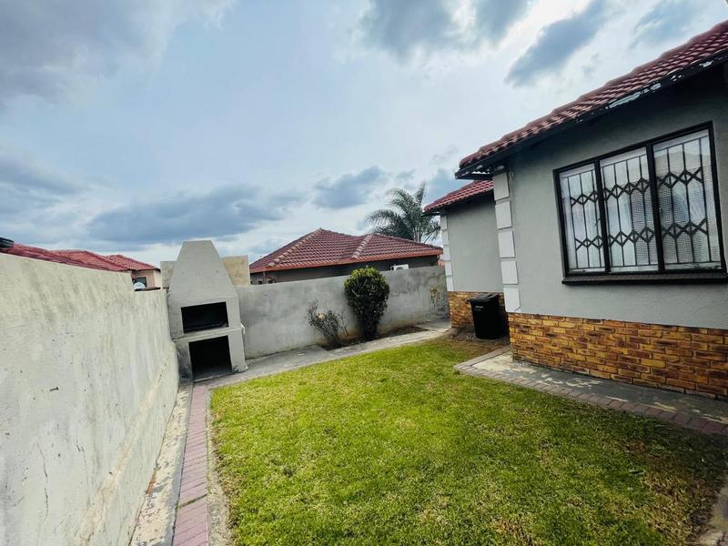 2 Bedroom Property for Sale in Clayville Gauteng