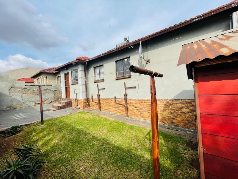 2 Bedroom Property for Sale in Clayville Gauteng