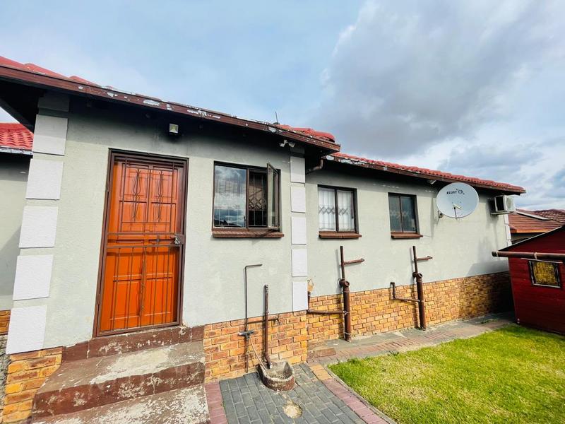 2 Bedroom Property for Sale in Clayville Gauteng