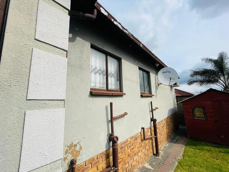 2 Bedroom Property for Sale in Clayville Gauteng