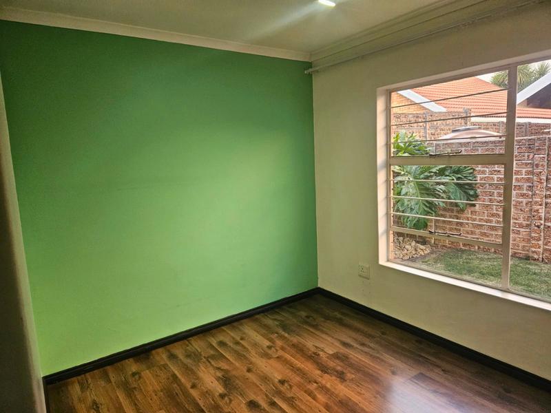 To Let 3 Bedroom Property for Rent in Bonaero Park Gauteng