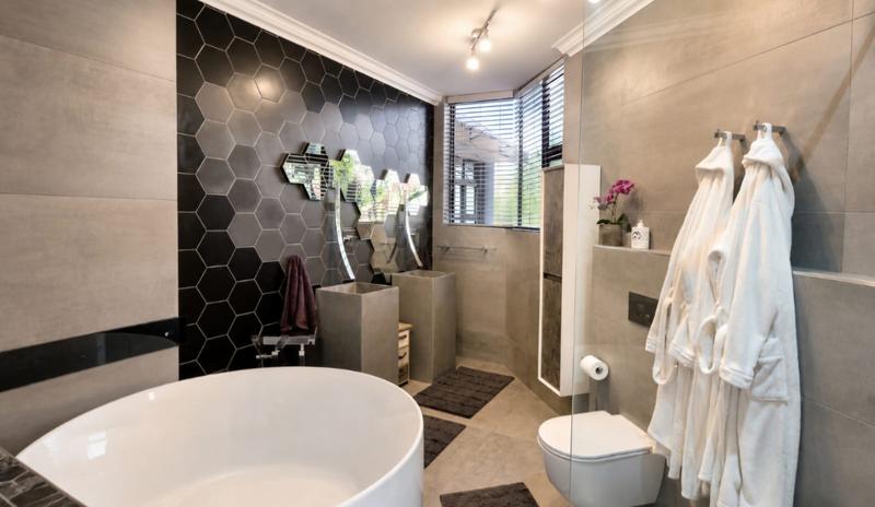 5 Bedroom Property for Sale in Waterkloof Ridge Gauteng
