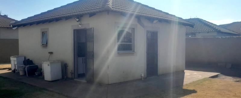 2 Bedroom Property for Sale in Lufhereng Gauteng
