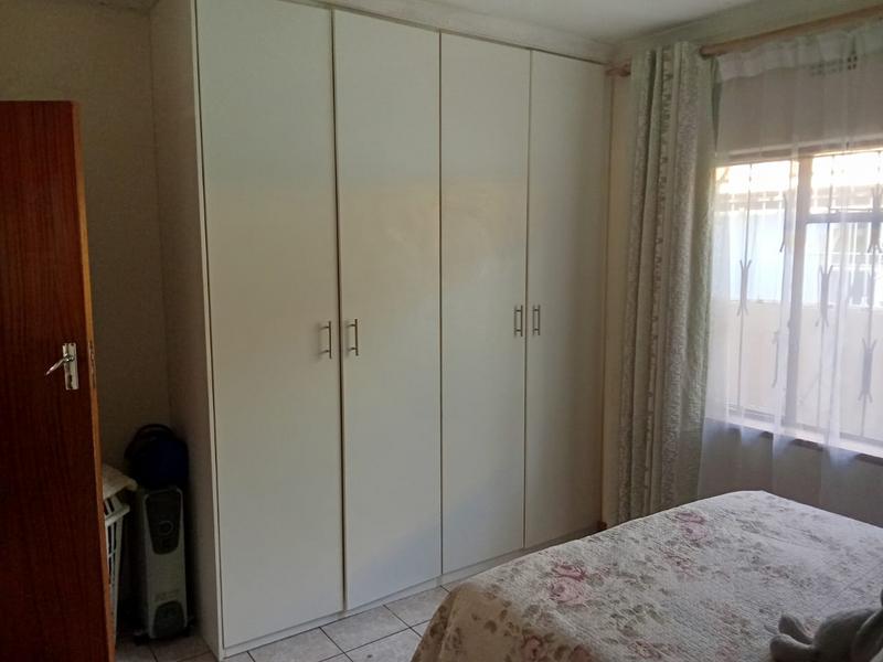 5 Bedroom Property for Sale in Diepkloof Zone 4 Gauteng