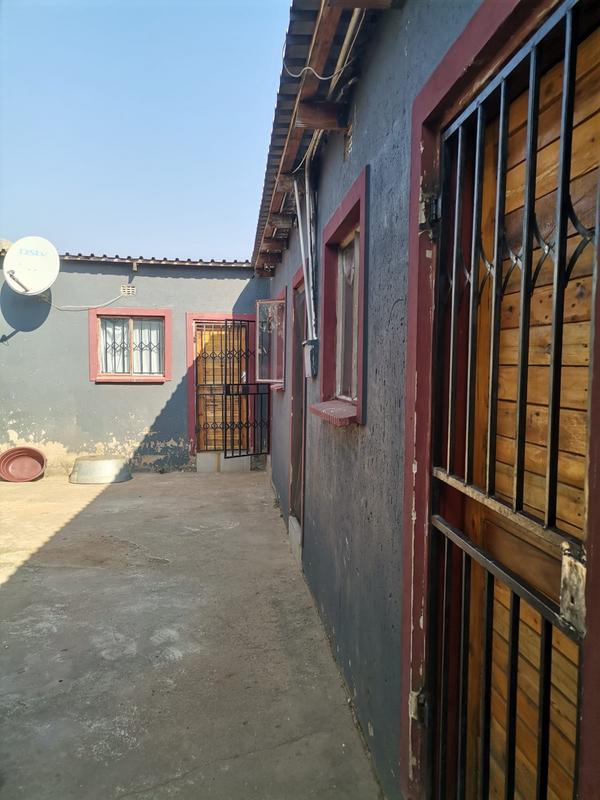 2 Bedroom Property for Sale in Thinasonke Gauteng