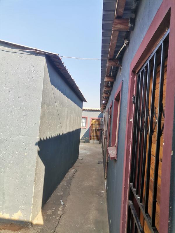 2 Bedroom Property for Sale in Thinasonke Gauteng