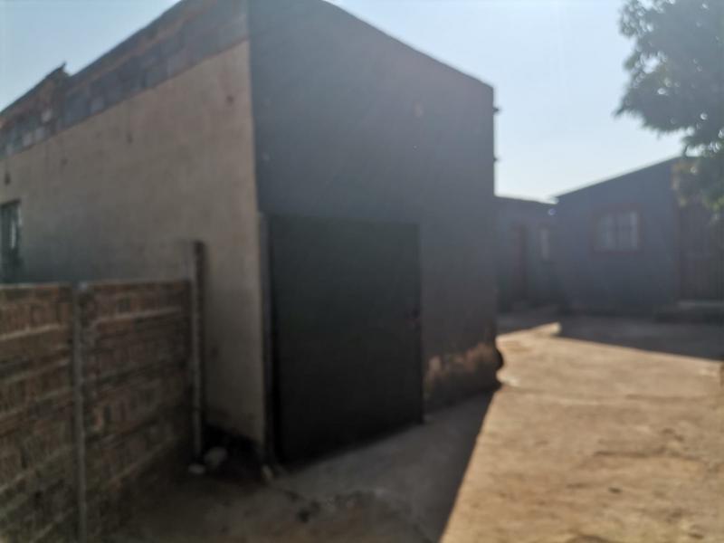 2 Bedroom Property for Sale in Thinasonke Gauteng