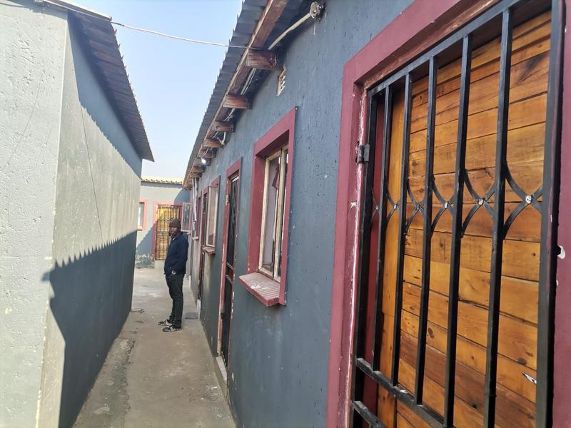 2 Bedroom Property for Sale in Thinasonke Gauteng