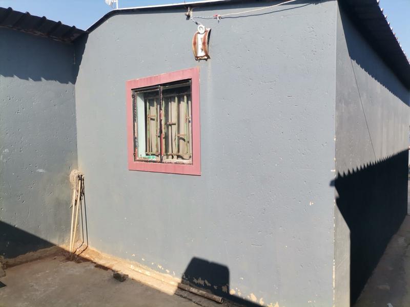 2 Bedroom Property for Sale in Thinasonke Gauteng
