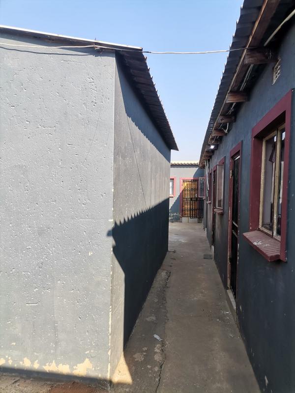 2 Bedroom Property for Sale in Thinasonke Gauteng