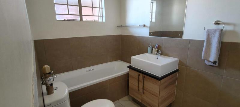 2 Bedroom Property for Sale in Monavoni Gauteng