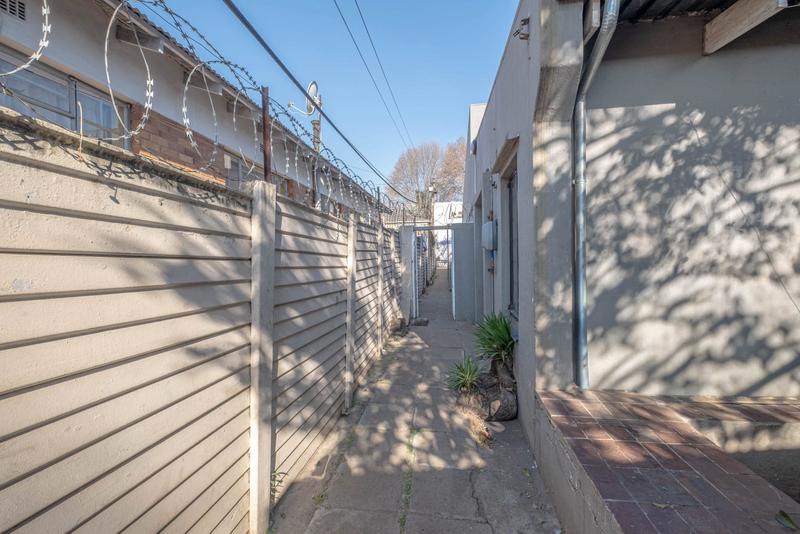 6 Bedroom Property for Sale in Bezuidenhout Valley Gauteng