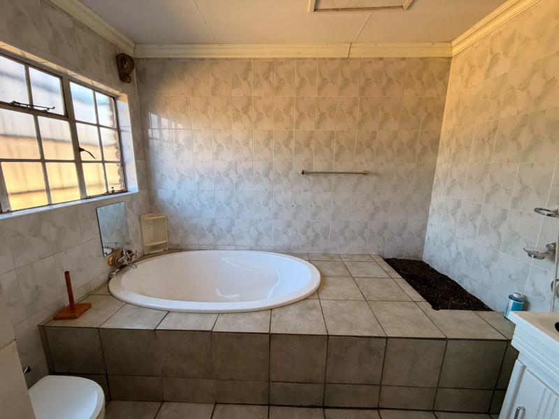 5 Bedroom Property for Sale in Golf Park Gauteng
