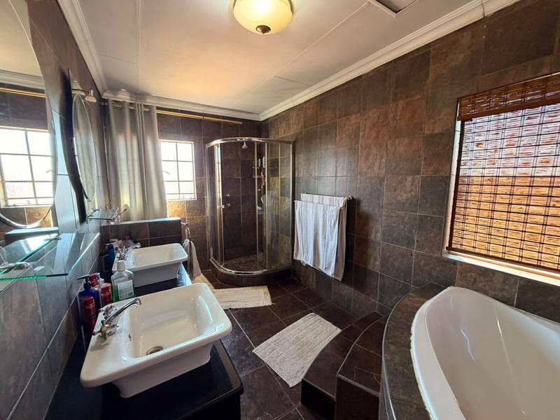 5 Bedroom Property for Sale in Golf Park Gauteng