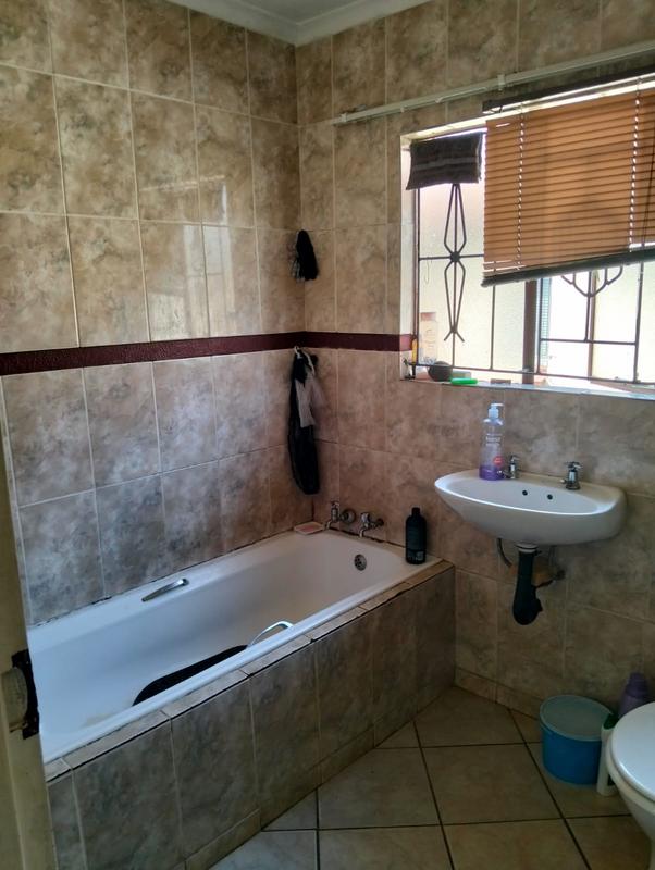 2 Bedroom Property for Sale in Clayville Gauteng