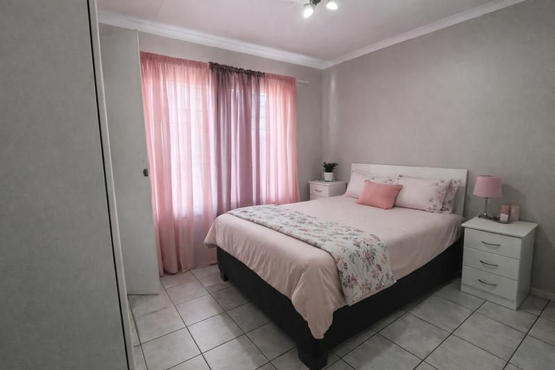 To Let 2 Bedroom Property for Rent in Die Hoewes Gauteng