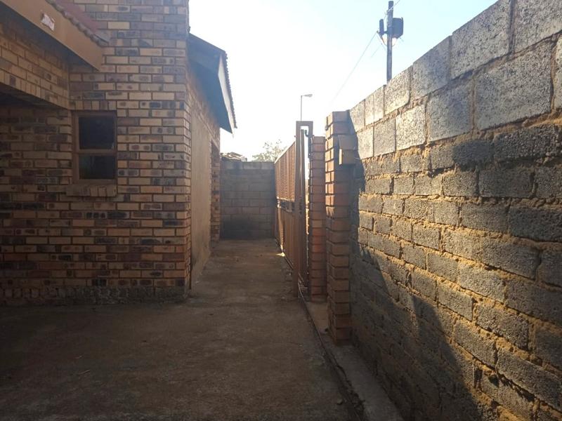 4 Bedroom Property for Sale in Slovoville Gauteng