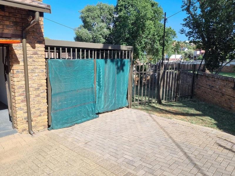 To Let 3 Bedroom Property for Rent in Glenvista Gauteng