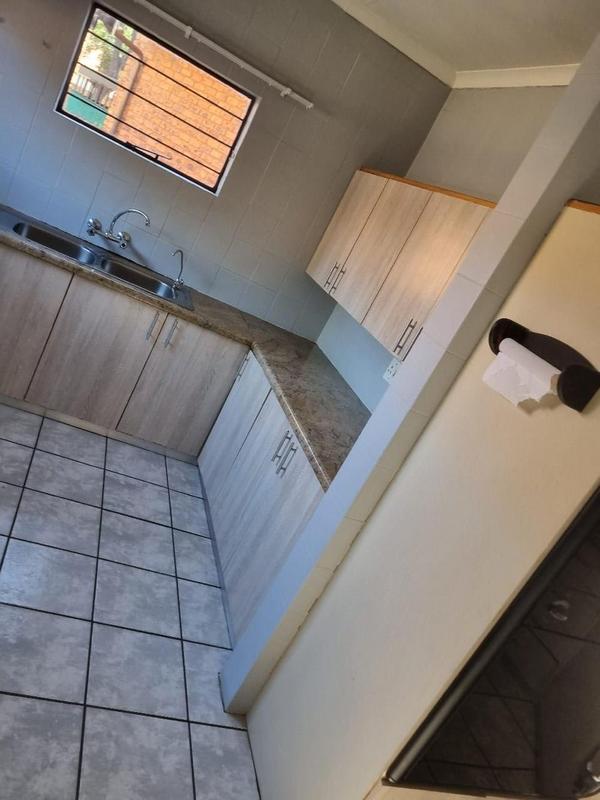 To Let 3 Bedroom Property for Rent in Glenvista Gauteng