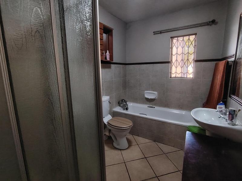 To Let 2 Bedroom Property for Rent in Monavoni Gauteng