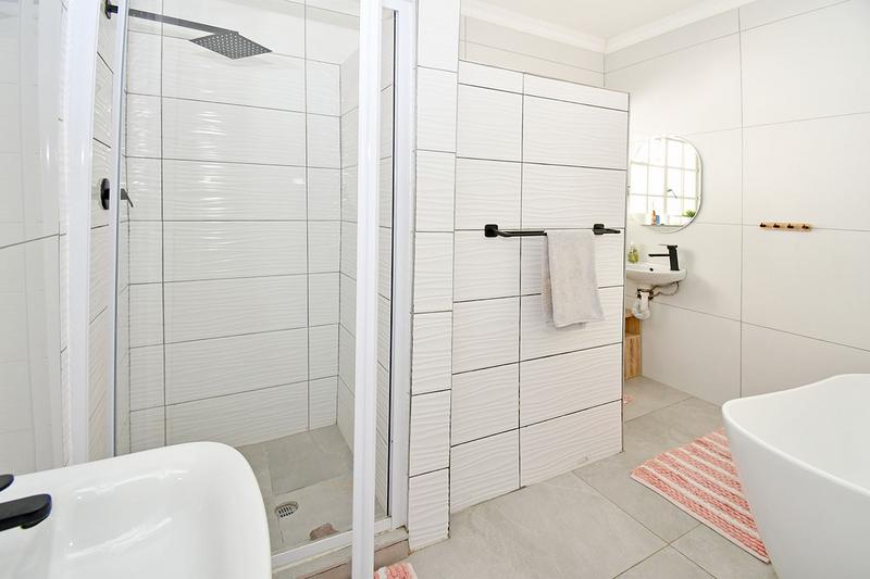 To Let 5 Bedroom Property for Rent in Glenadrienne Gauteng