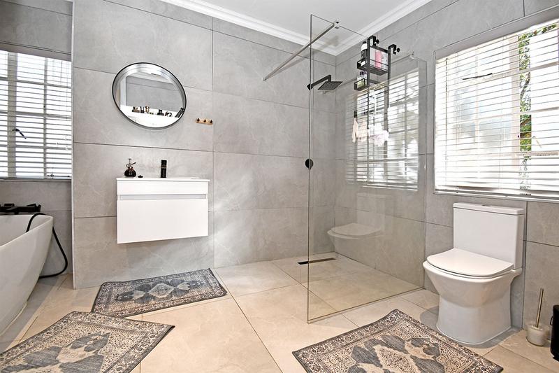 To Let 5 Bedroom Property for Rent in Glenadrienne Gauteng