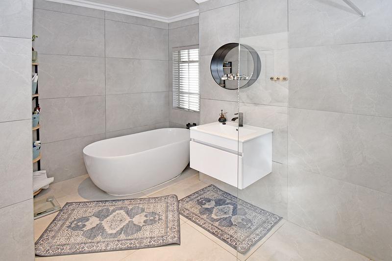 To Let 5 Bedroom Property for Rent in Glenadrienne Gauteng