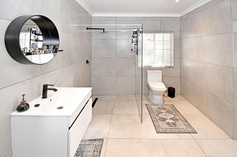 To Let 5 Bedroom Property for Rent in Glenadrienne Gauteng