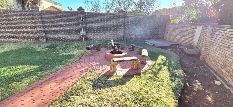 2 Bedroom Property for Sale in Heuwelsig Estate Gauteng