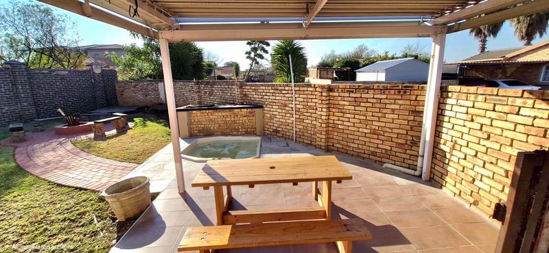 2 Bedroom Property for Sale in Heuwelsig Estate Gauteng