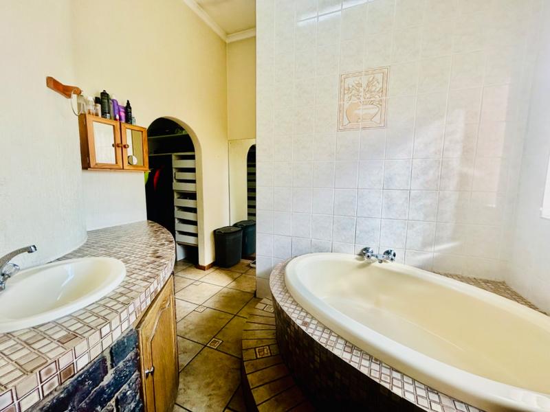 4 Bedroom Property for Sale in Flora Gardens Gauteng