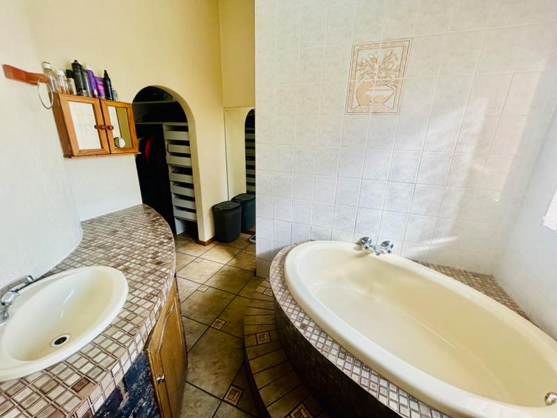 4 Bedroom Property for Sale in Flora Gardens Gauteng