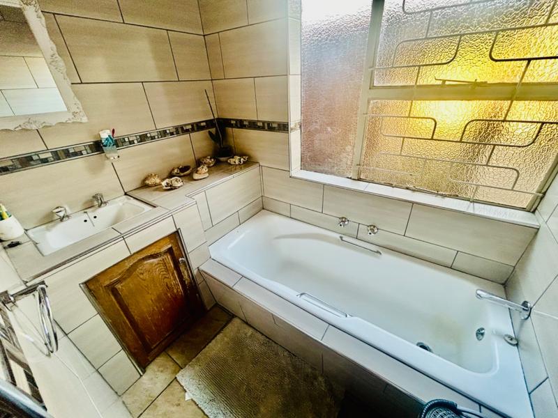 4 Bedroom Property for Sale in Flora Gardens Gauteng