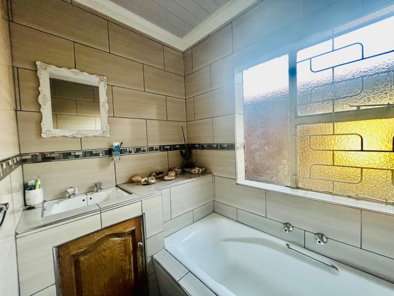 4 Bedroom Property for Sale in Flora Gardens Gauteng