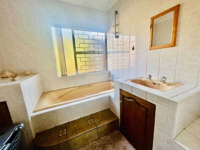 4 Bedroom Property for Sale in Flora Gardens Gauteng