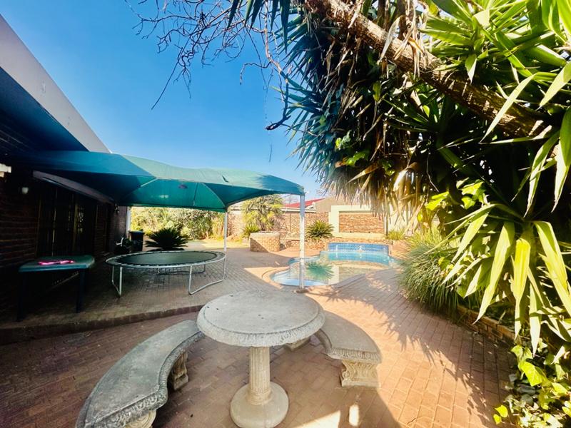 4 Bedroom Property for Sale in Flora Gardens Gauteng