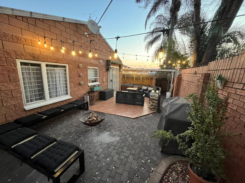 To Let 2 Bedroom Property for Rent in Die Hoewes Gauteng