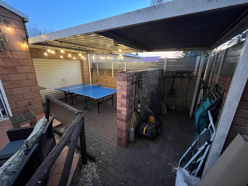 To Let 2 Bedroom Property for Rent in Die Hoewes Gauteng