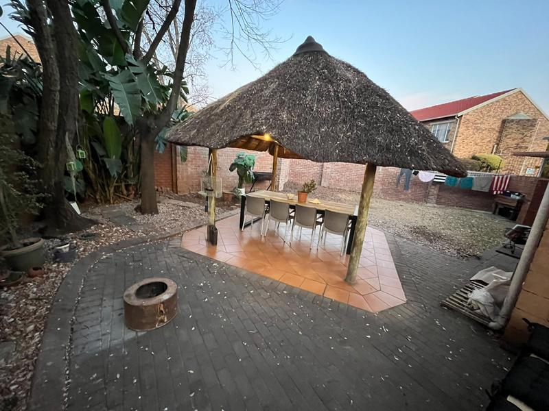 To Let 2 Bedroom Property for Rent in Die Hoewes Gauteng