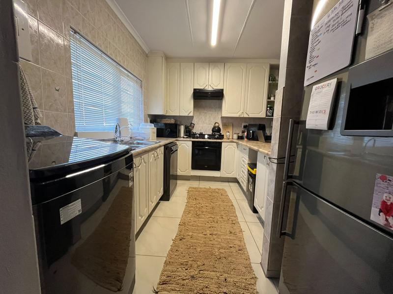 To Let 2 Bedroom Property for Rent in Die Hoewes Gauteng