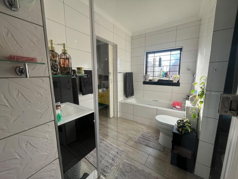 To Let 2 Bedroom Property for Rent in Die Hoewes Gauteng