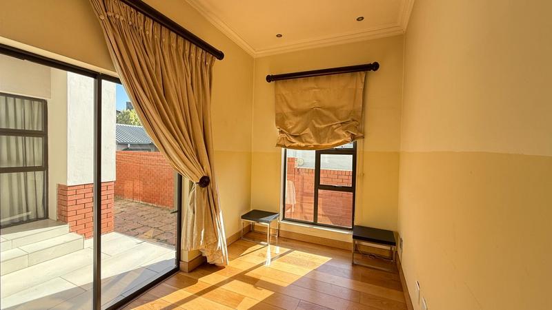 5 Bedroom Property for Sale in Waterfall Country Village Gauteng