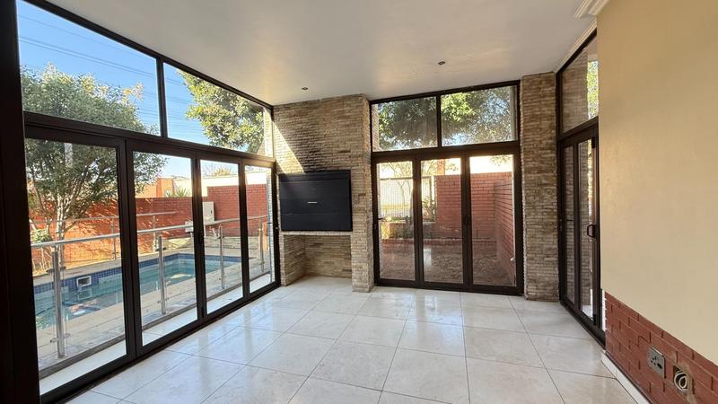 5 Bedroom Property for Sale in Waterfall Country Village Gauteng