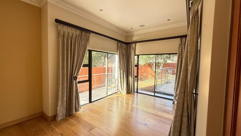 5 Bedroom Property for Sale in Waterfall Country Village Gauteng