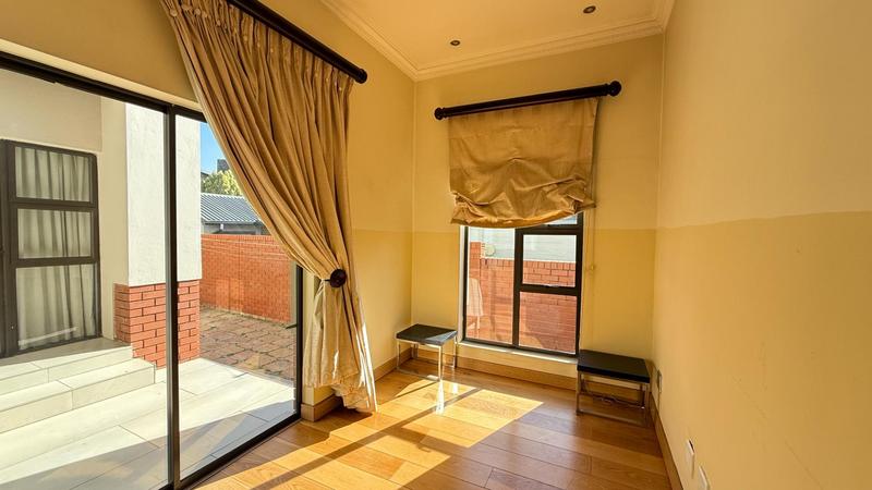 5 Bedroom Property for Sale in Waterfall Country Village Gauteng